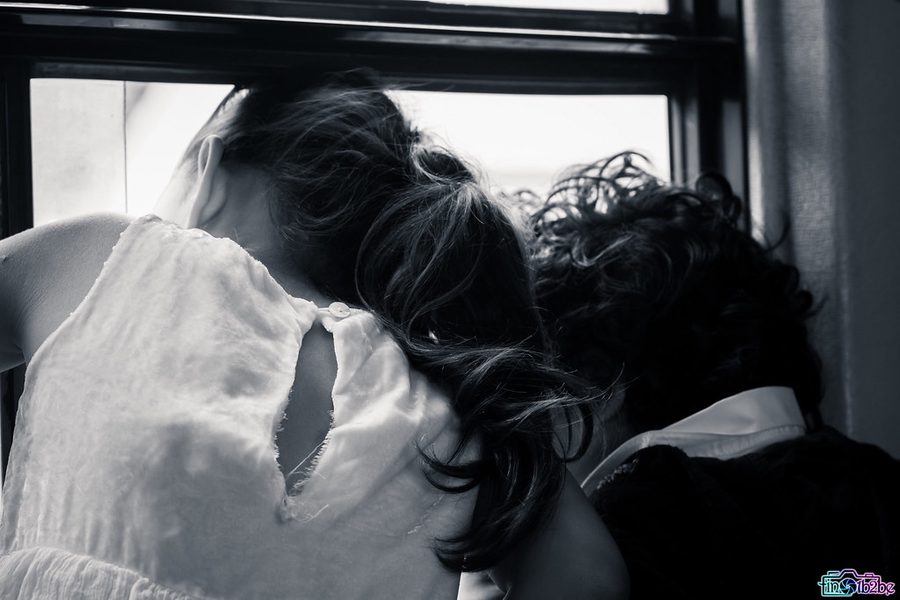 Elizabeth and Xavier fight for the window.